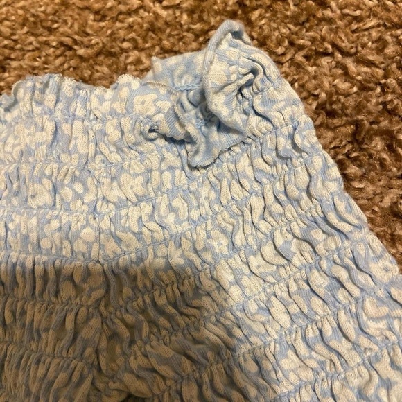 floral blue and white off the shoulder ruffle crop top - Picture 3 of 4